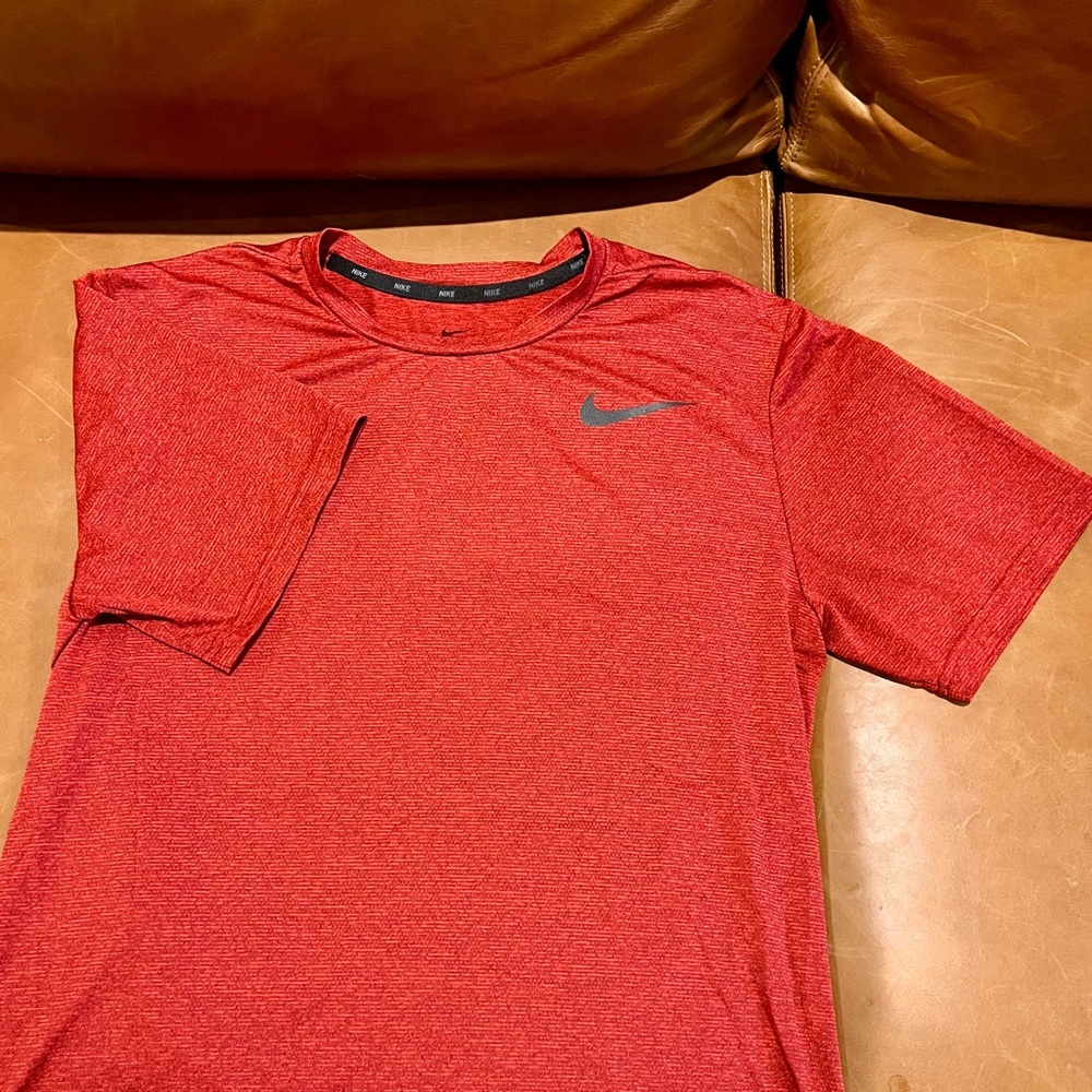 Standard Fit Nike T-shirt that keeps you cool in summer days